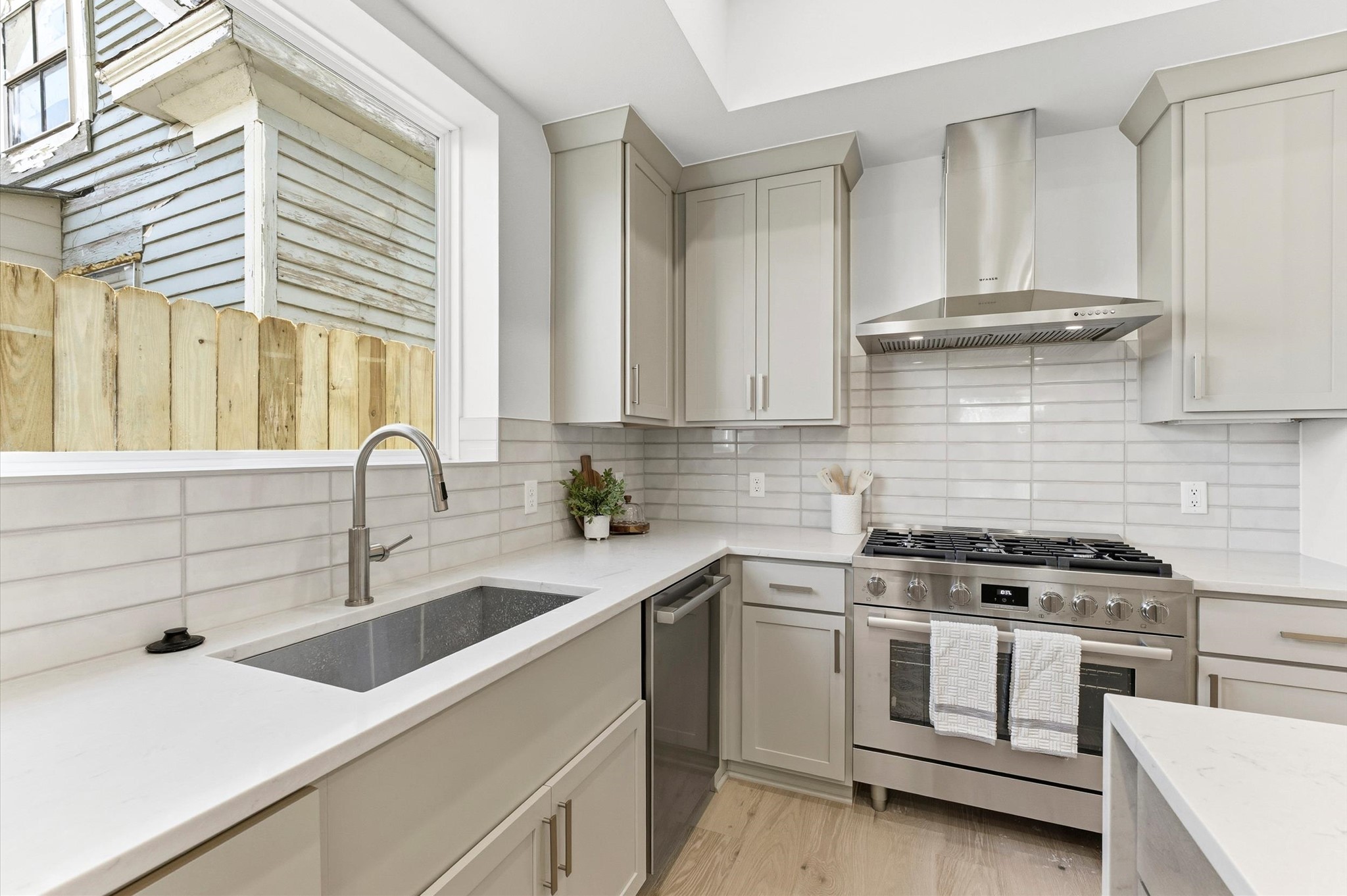 1308 Edwards Street, Unit A Houston, TX 77007 - Photo 4 of 39 Kitchen