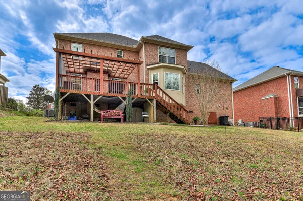 a view of a house with a yard