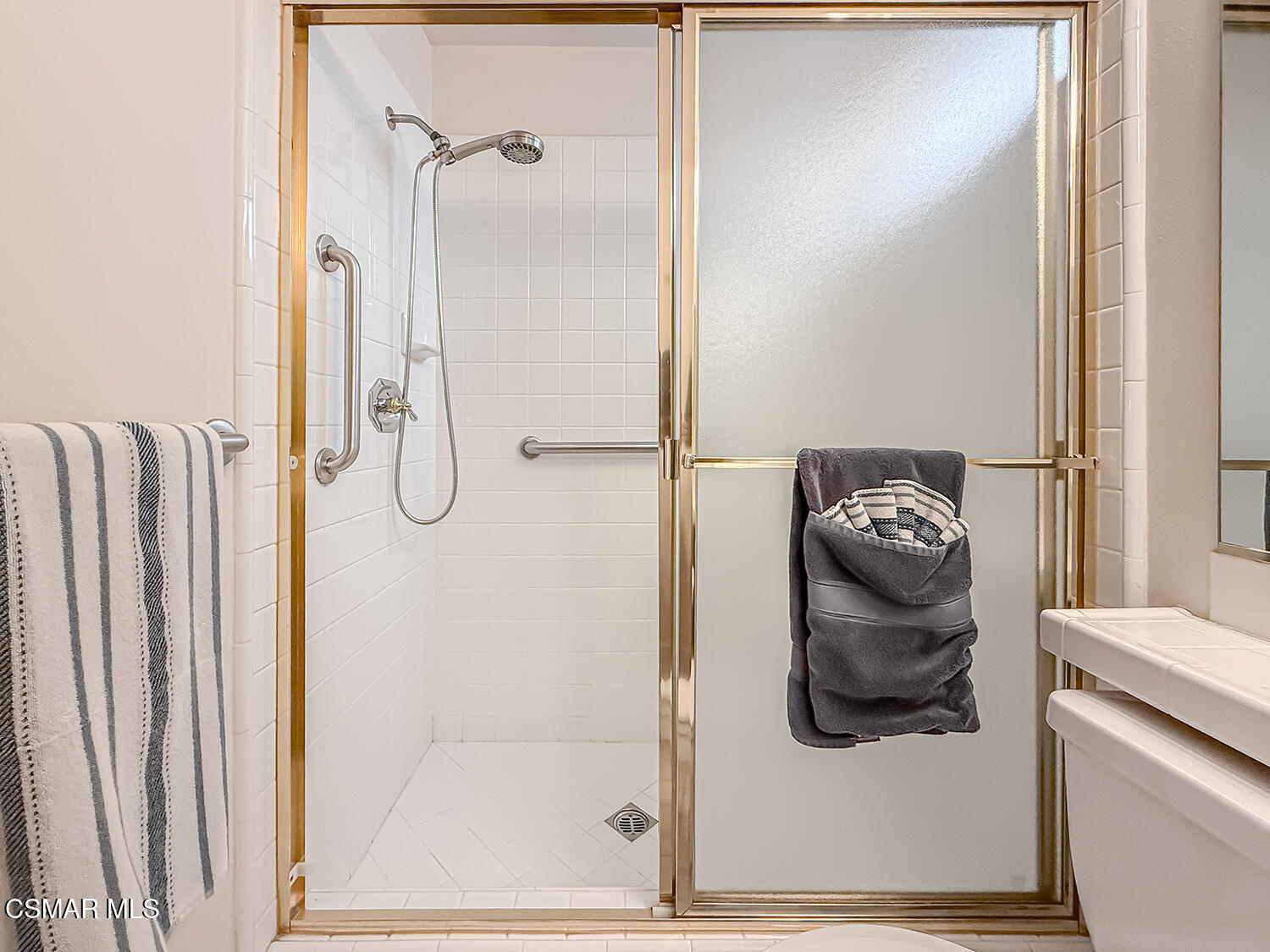 260 Sycamore Ridge Street Simi Valley, CA 93065 - Photo 31 of 59 a bathroom with a tub and shower