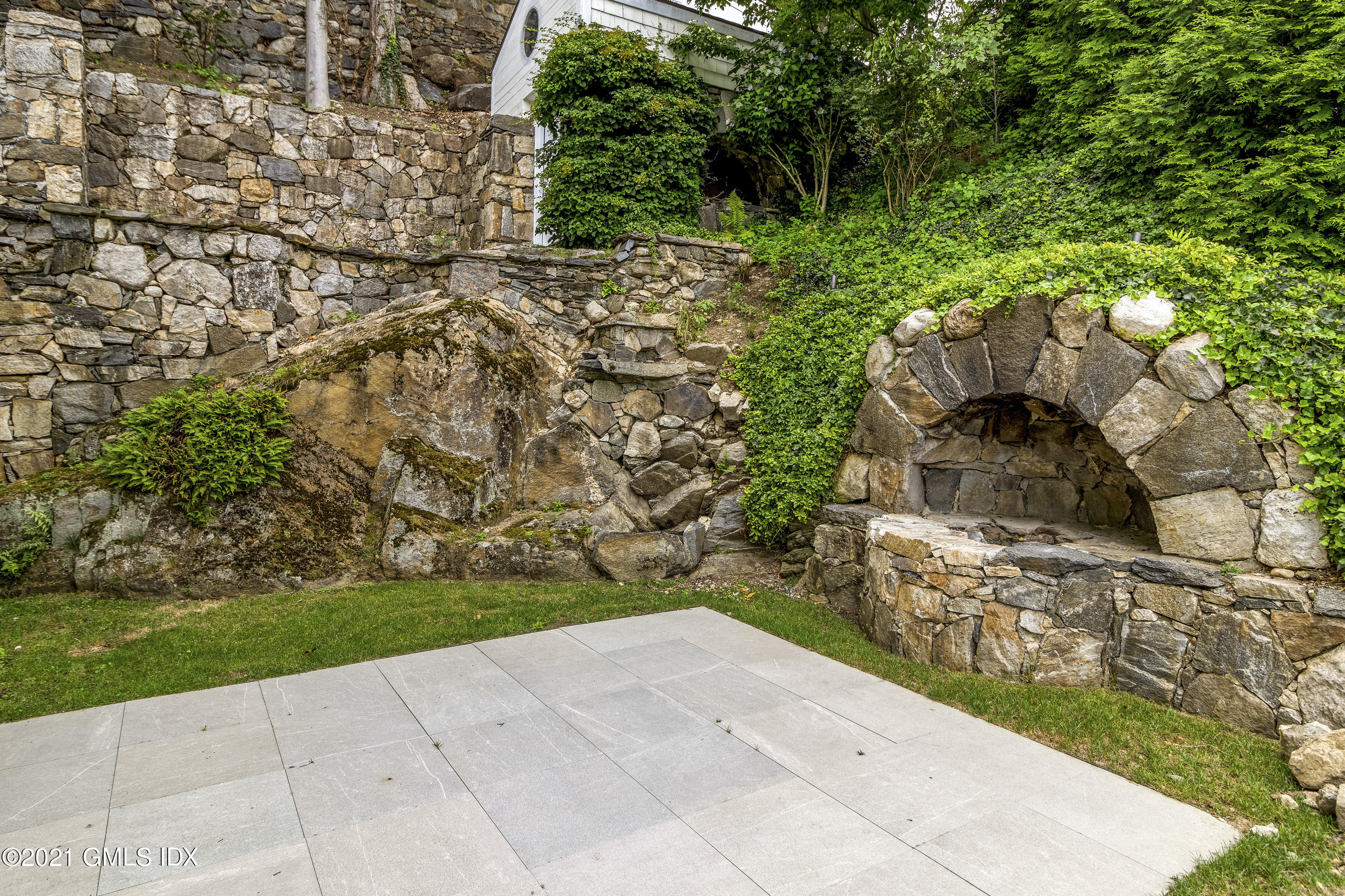 316 Valley Road Cos Cob, CT 06807 - Photo 23 of 25 a backyard of a house with lots of green space