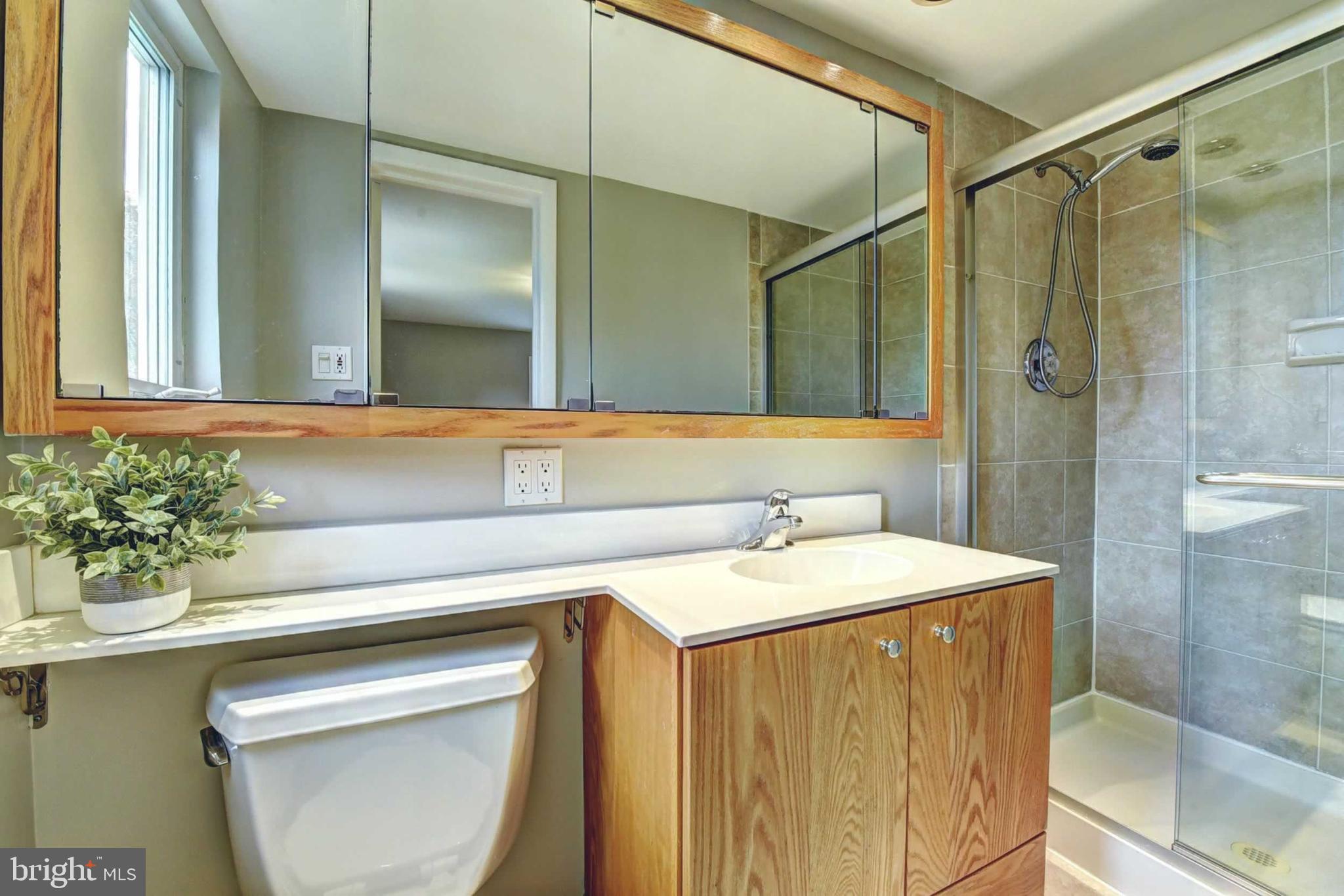 7014 Sea Cliff Road McLean, VA 22101 - Photo 25 of 31 Master bedroom ensuite bathroom