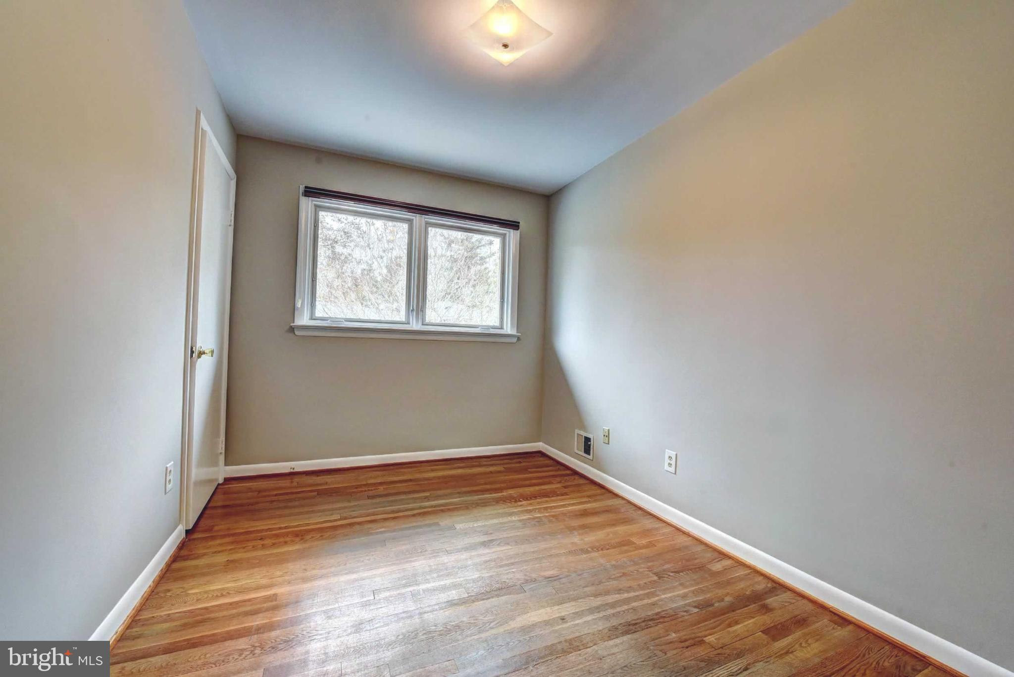 7014 Sea Cliff Road McLean, VA 22101 - Photo 27 of 31 Upper level middle bedroom