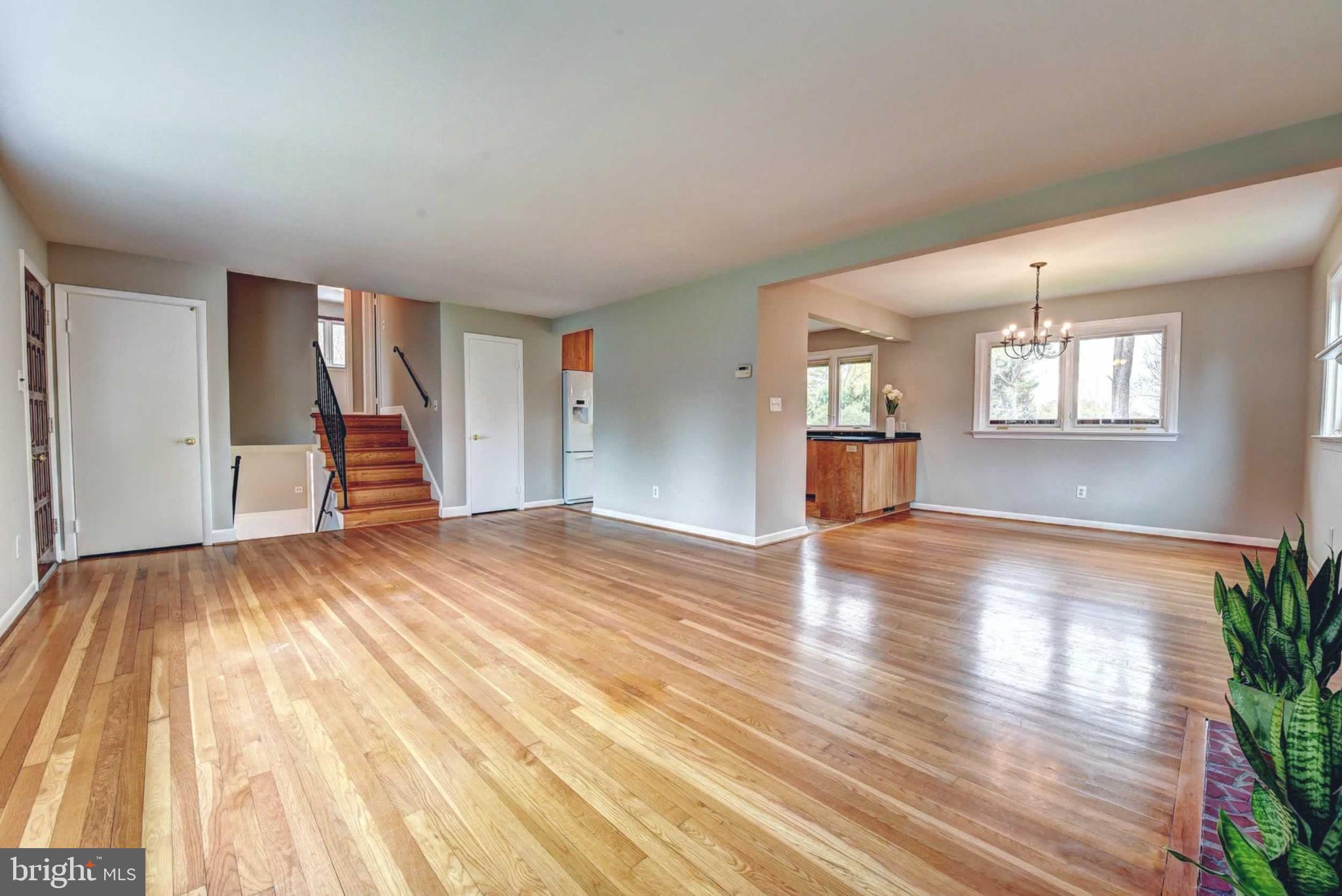 7014 Sea Cliff Road McLean, VA 22101 - Photo 4 of 31 Living room