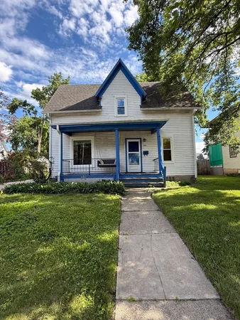 $215,900 | 916 Pleasant Street, DeKalb, IL 60115