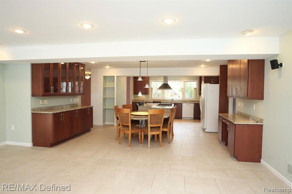 943 Downhill Lane Rochester Hills, MI 48307 - Photo 8 of 43
