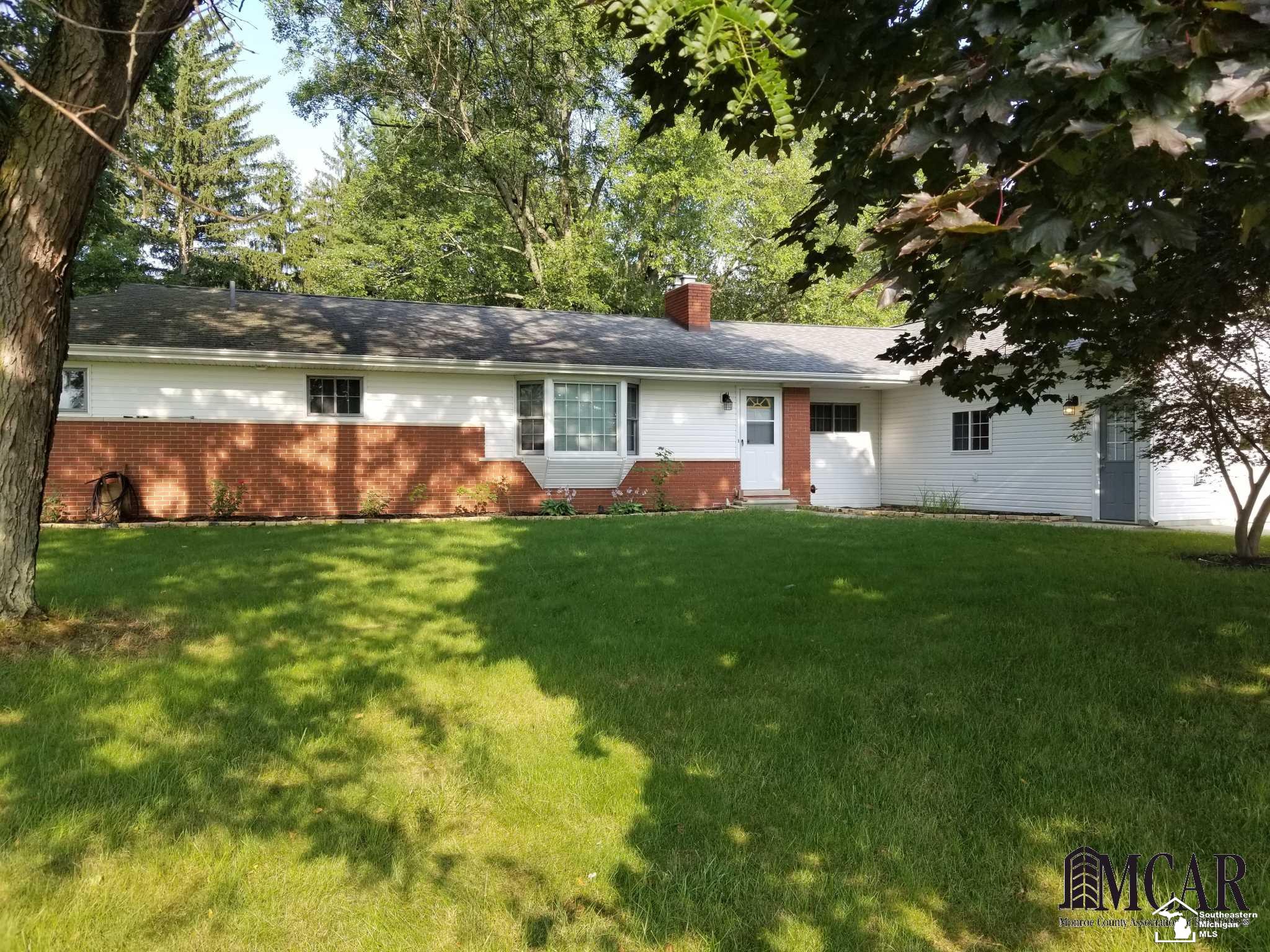 13055 Briar Hill Road Carleton, MI 48117 - Photo 2 of 27