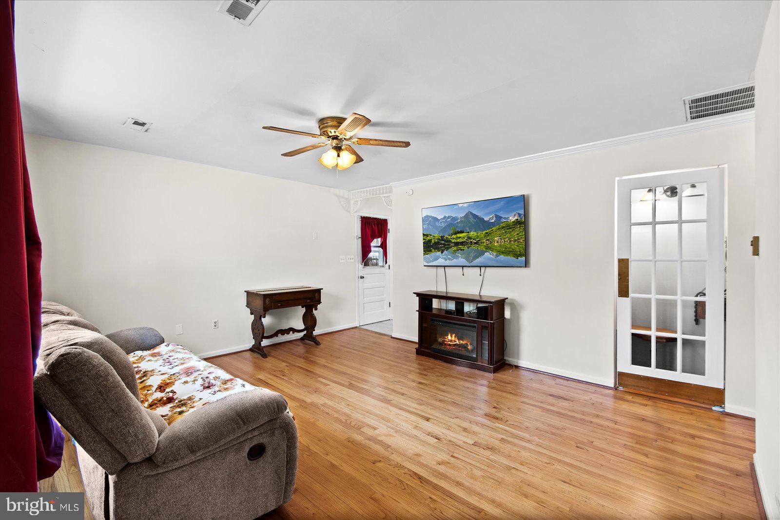 227 7th Street Colonial Beach, VA 22443 - Photo 5 of 36 a living room with furniture and a wooden floor
