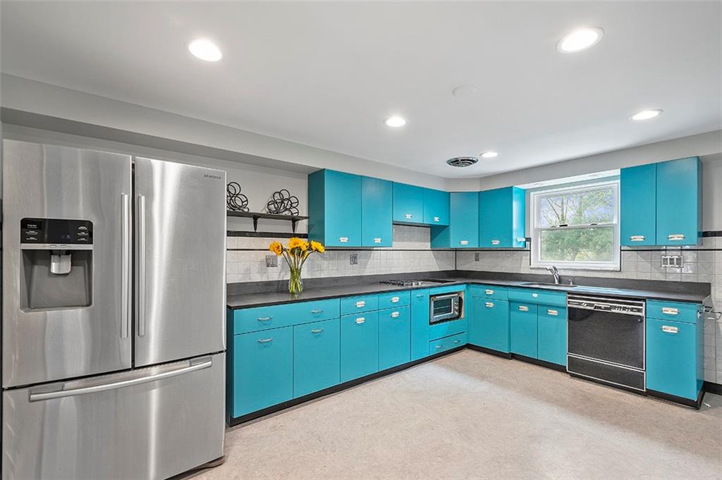 228 Connecting Road Pittsburgh, PA 15228 - Photo 11 of 25 Gallery Image 11