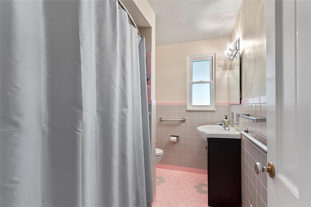 228 Connecting Road Pittsburgh, PA 15228 - Photo 13 of 25 Gallery Image 13