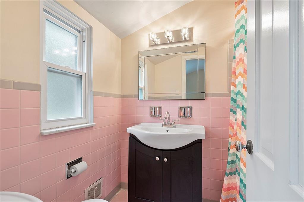 228 Connecting Road Pittsburgh, PA 15228 - Photo 14 of 25 Gallery Image 14