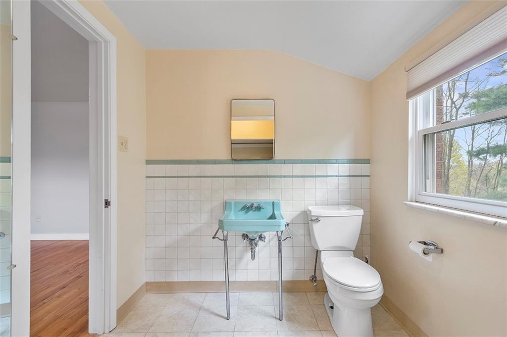 228 Connecting Road Pittsburgh, PA 15228 - Photo 18 of 25 Gallery Image 18