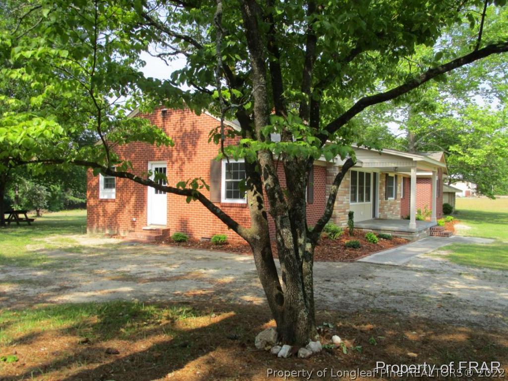 1373 Joel Road Carthage, NC 28327 - Photo 20 of 27 a backyard of a house with table and chairs