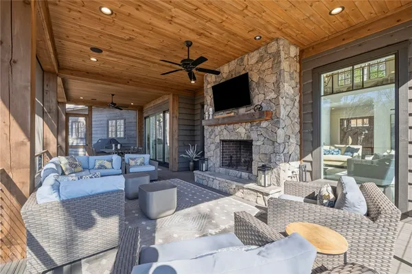 $3,995,000 | 510 South Point Boulevard, Sunset, SC 29685