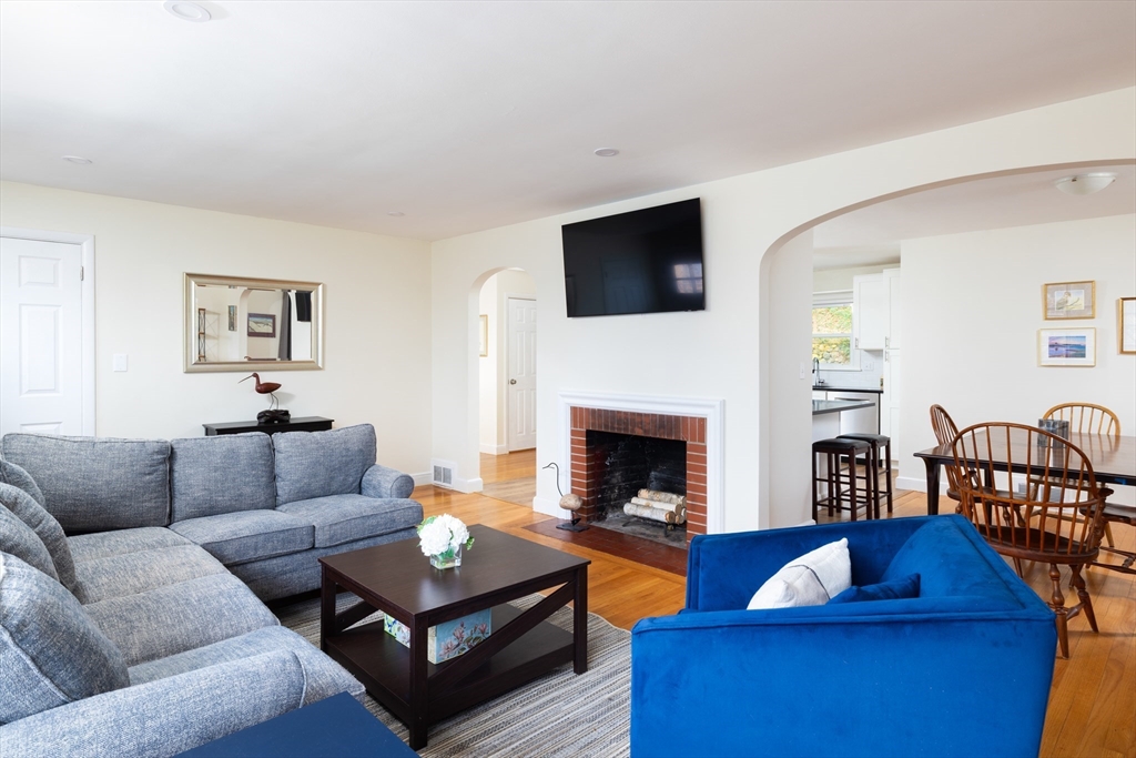 326 Austin Street Newton, MA 02465 - Photo 4 of 12