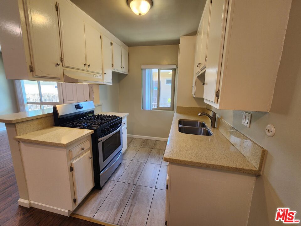 7925 Vineland Avenue, Unit 26 Los Angeles, CA 91352 - Photo 16 of 34 a kitchen that has a sink and a stove