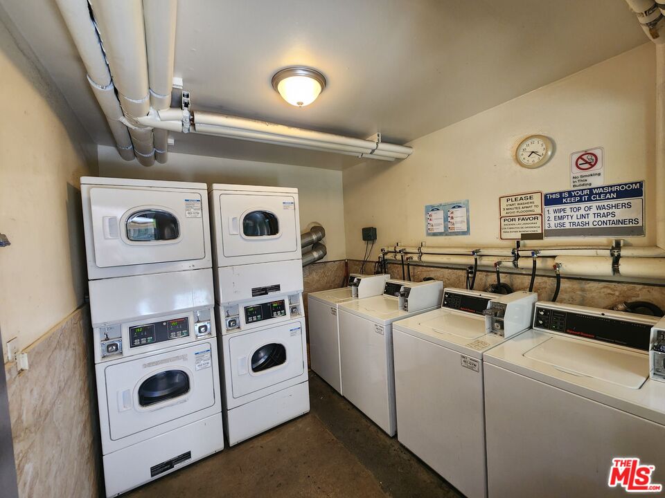 7925 Vineland Avenue, Unit 26 Los Angeles, CA 91352 - Photo 30 of 34 a utility room with dryer and washer
