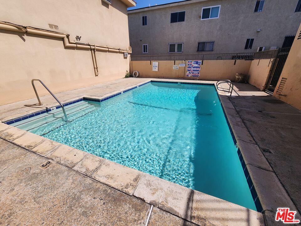 7925 Vineland Avenue, Unit 26 Los Angeles, CA 91352 - Photo 31 of 34 a backyard of a house with table and chairs
