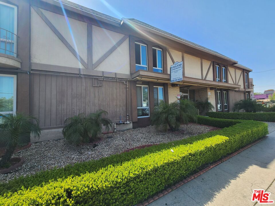 7925 Vineland Avenue, Unit 26 Los Angeles, CA 91352 - Photo 32 of 34 a view of a house with backyard and garden