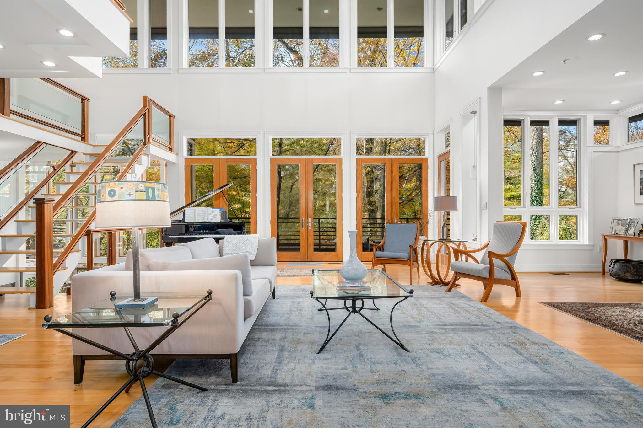 Living Room | expansive balcony