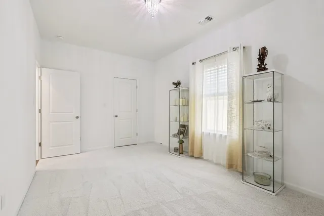 a view of empty room with a ceiling fan