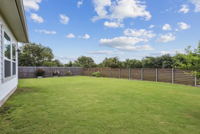 a view of a backyard