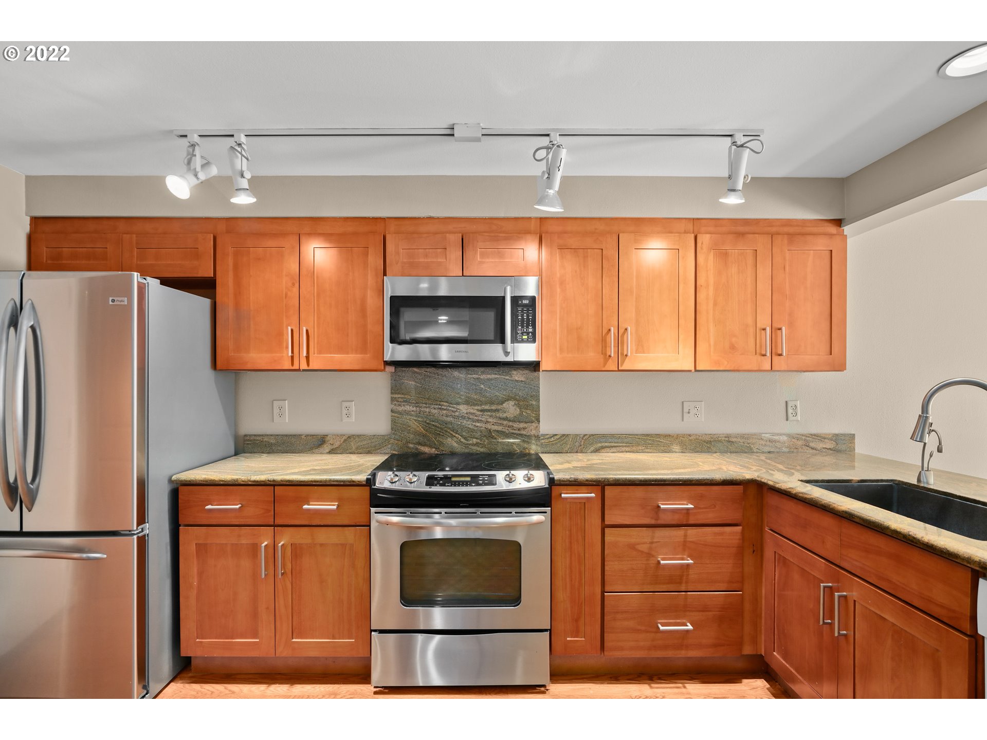 7870 Southwest Raintree Drive Beaverton, OR 97008 - Photo 8 of 26 Kitchen