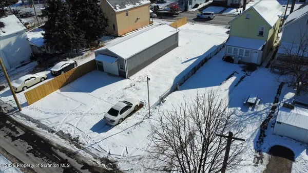 a view of a house with backyard