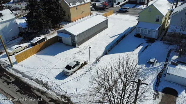 a view of a house with backyard