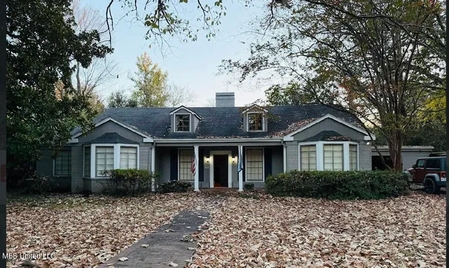$329,900 | 325 Woodlawn Drive, Greenville, MS 38701