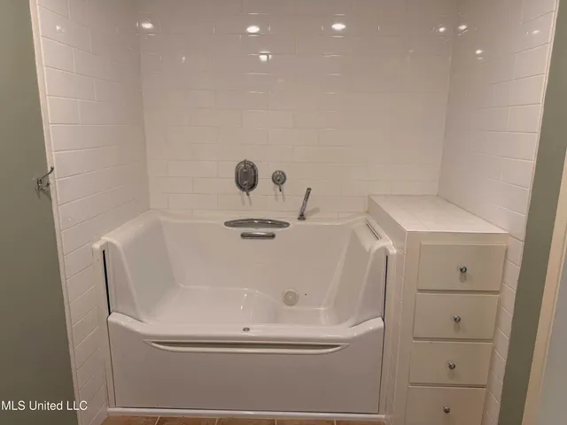 $329,900 | 325 Woodlawn Drive, Greenville, MS 38701