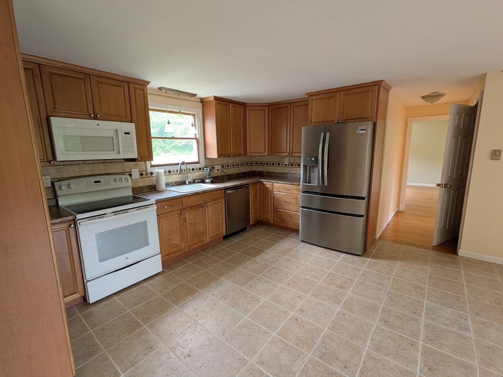 5 Hollow Road Wilbraham, MA 01095 - Photo 4 of 35