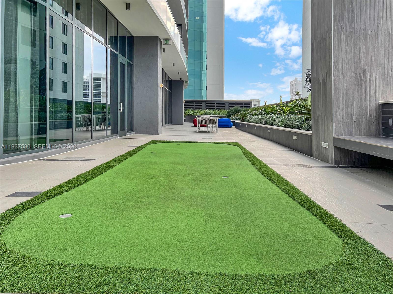 45 Southwest 9th Street, Unit 1609 Miami, FL 33130 - Photo 27 of 39 a living room with a garden
