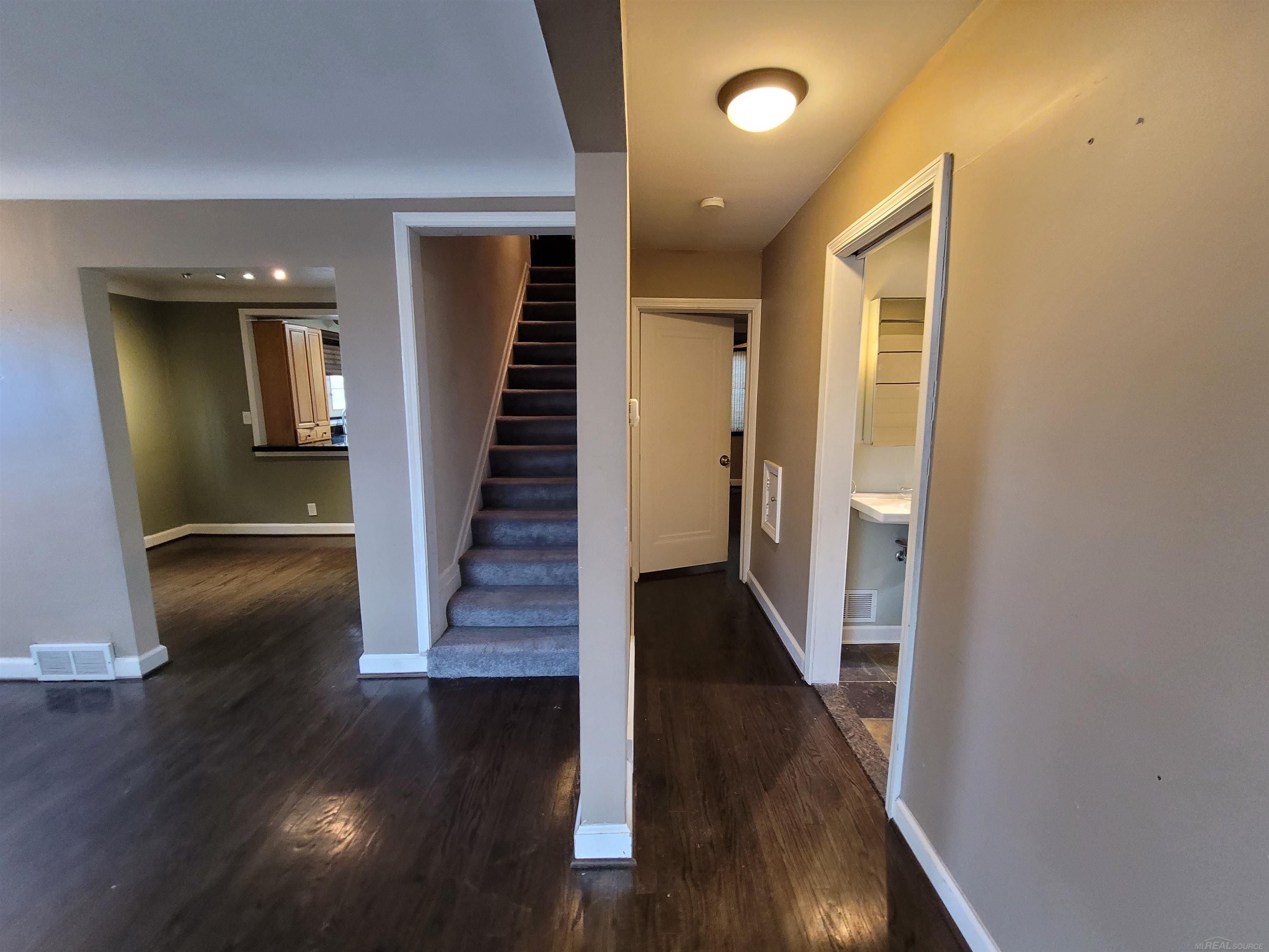 831 Roslyn Road Grosse Pointe, MI 48236 - Photo 11 of 29 50110582-12.JPG