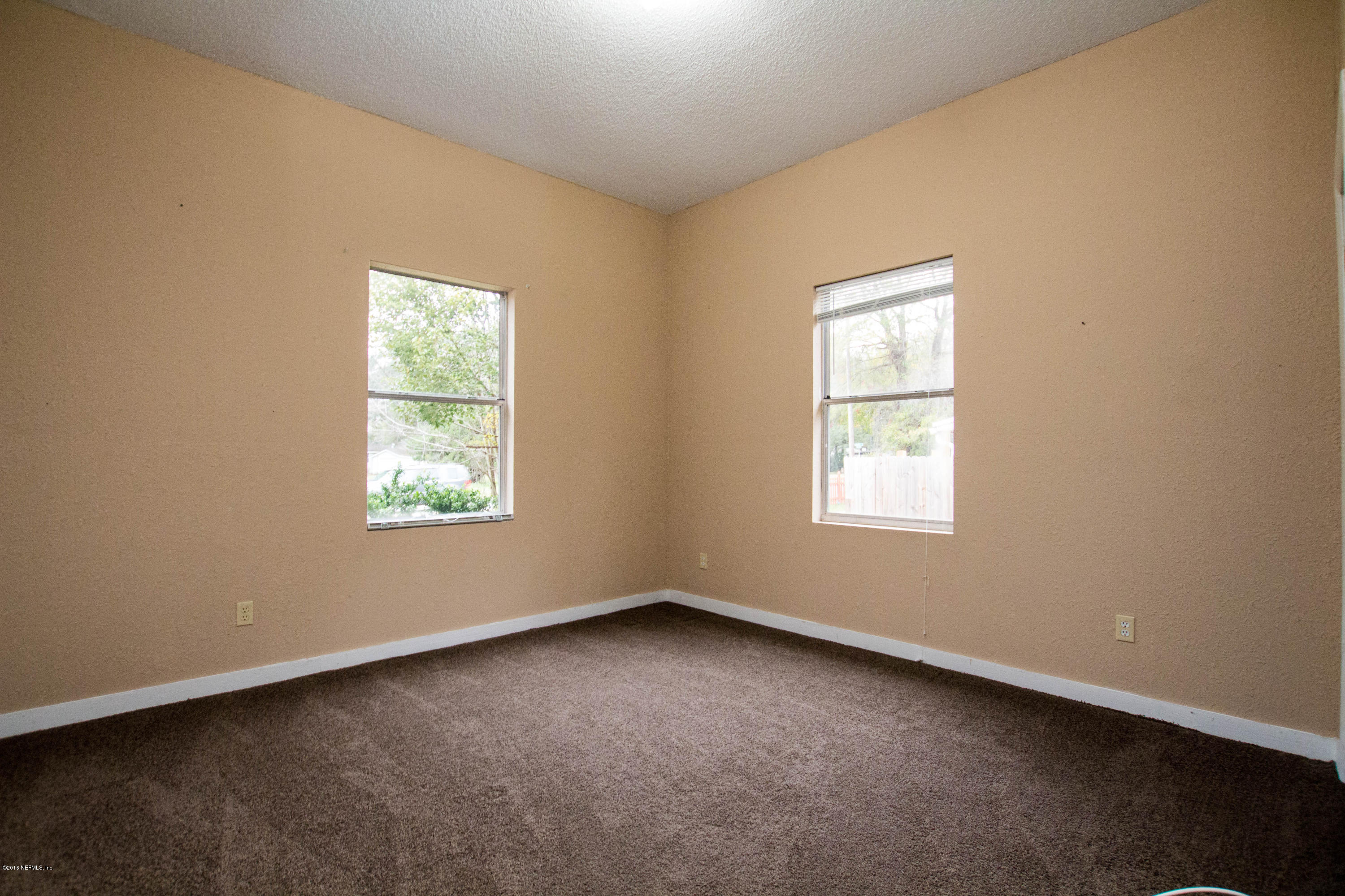 2839 Spring Park Road Jacksonville, FL 32207 - Photo 14 of 19 an empty room with a window