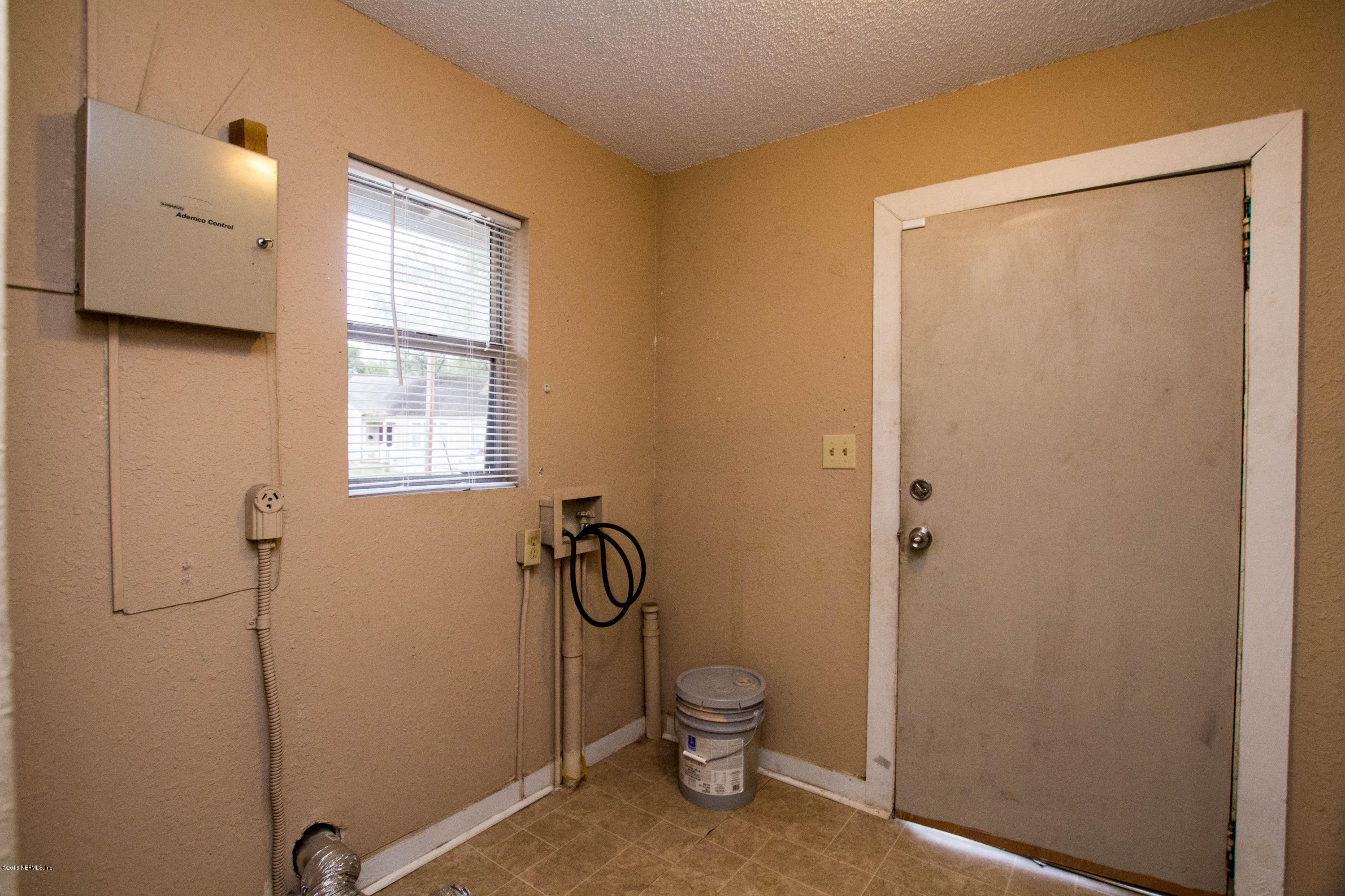 2839 Spring Park Road Jacksonville, FL 32207 - Photo 17 of 19 a bathroom with a toilet and a shower