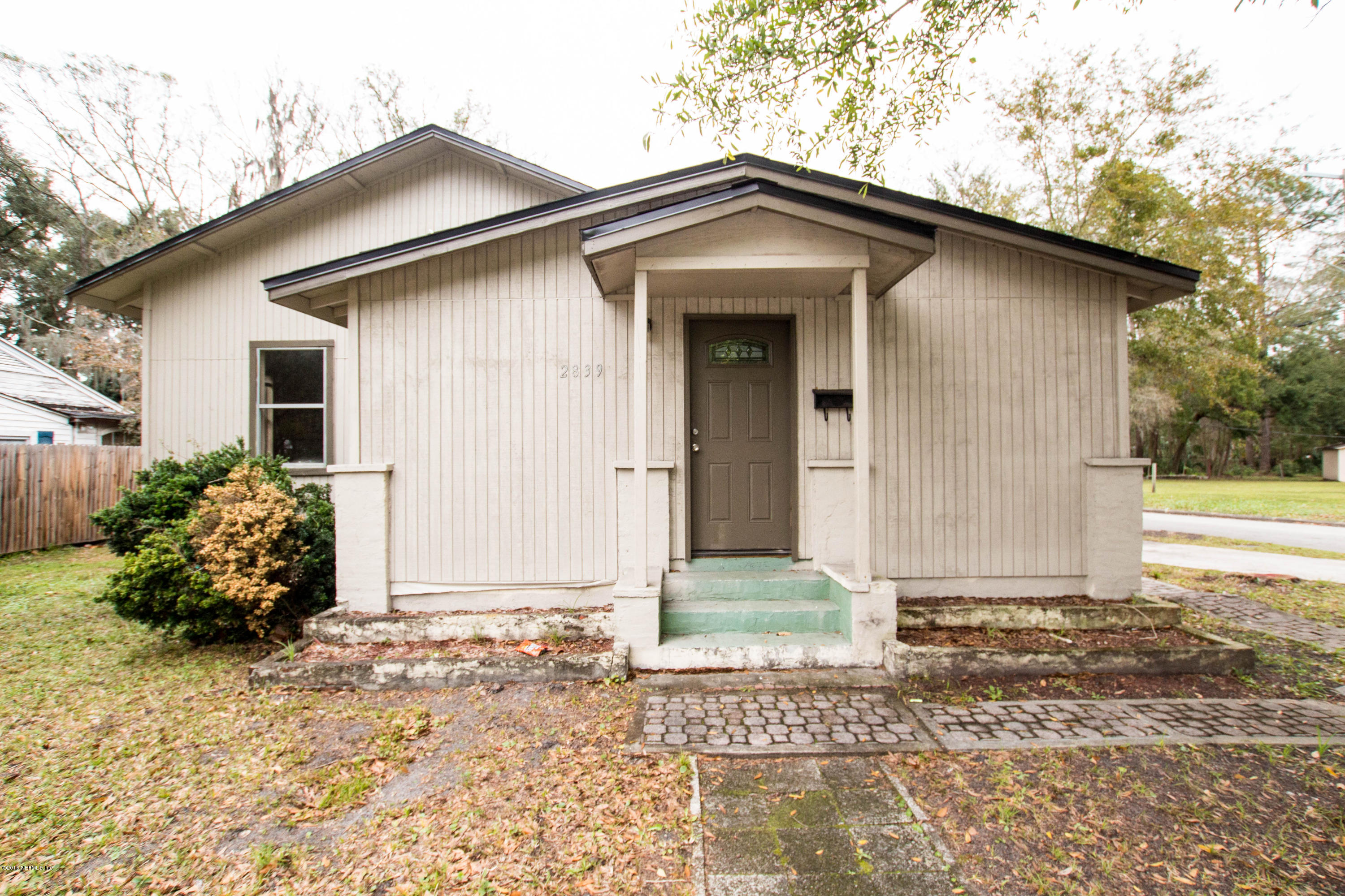 2839 Spring Park Road Jacksonville, FL 32207 - Photo 2 of 19 a front view of a house with garden