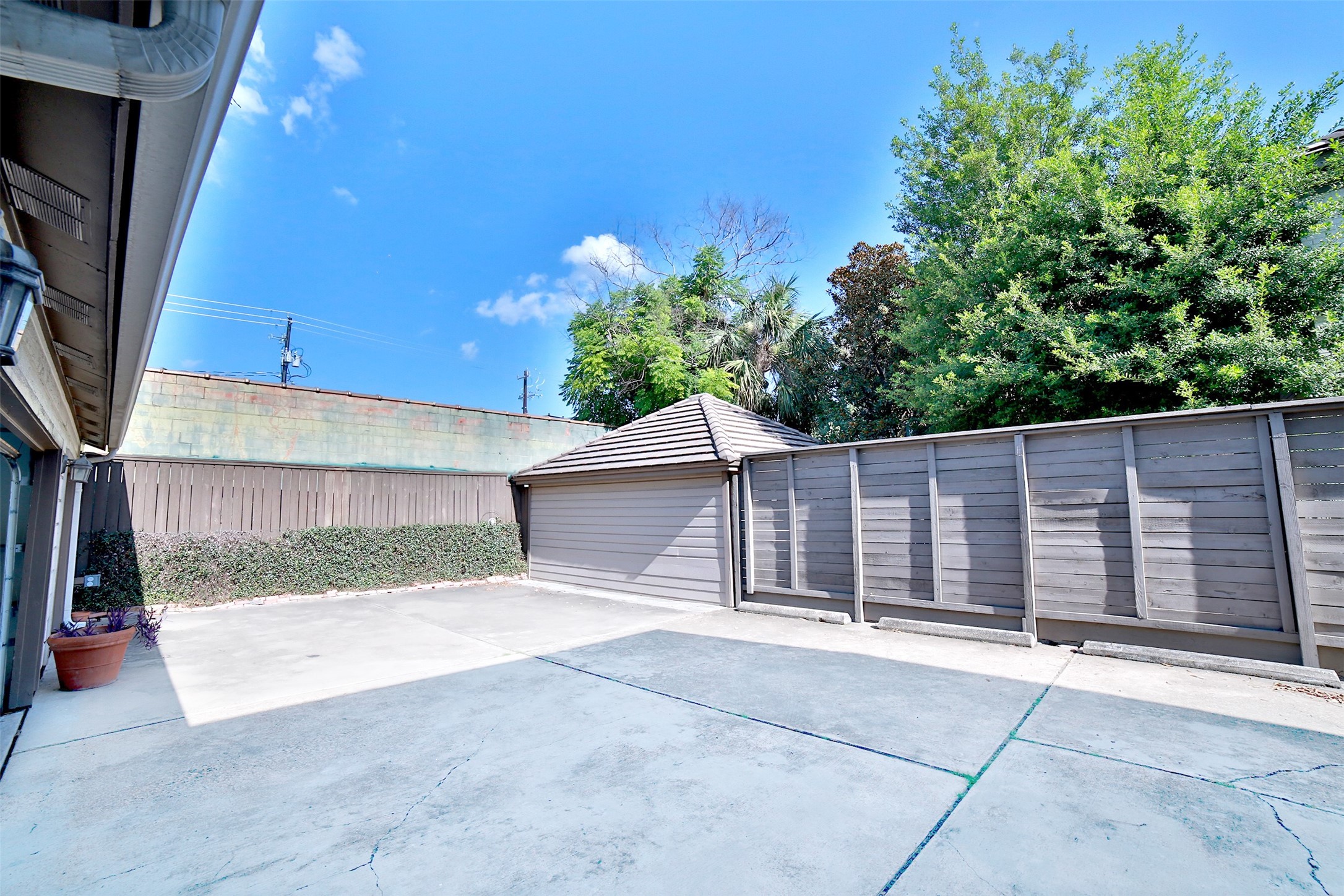 2625 Peckham Street Houston, TX 77098 - Photo 27 of 27 a view of a backyard