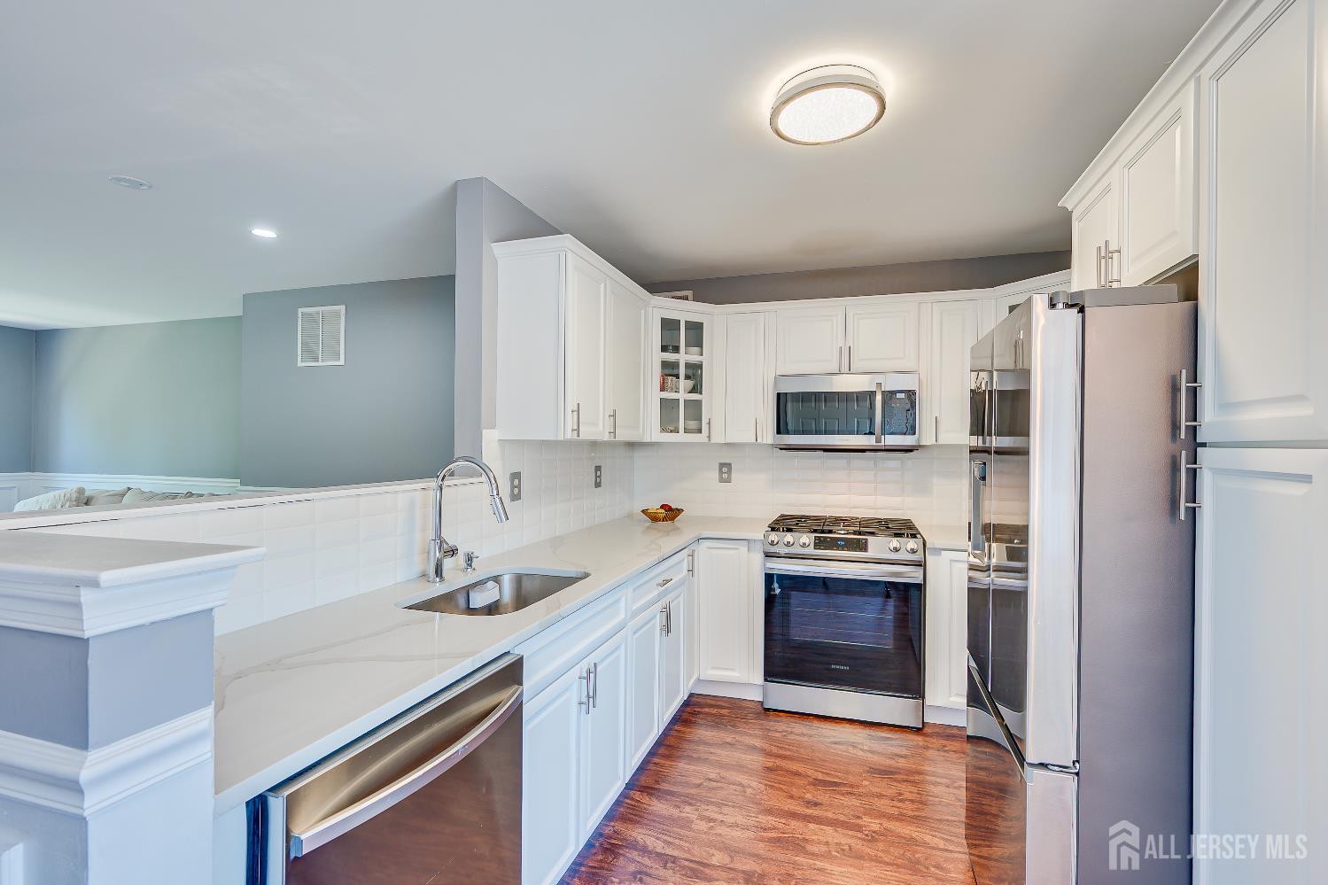 41 Rojewski Way Parlin, NJ 08859 - Photo 3 of 27