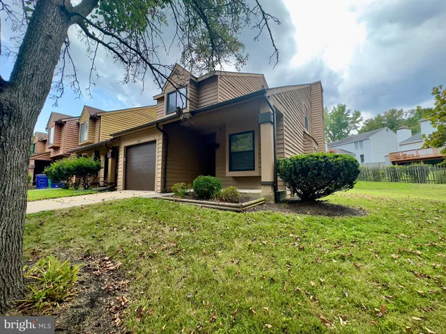 a view of a house with backyard and garden