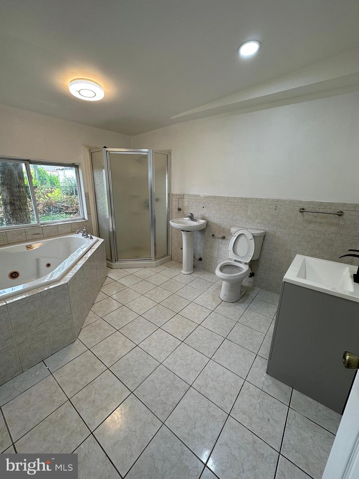 682 Rennard Street Philadelphia, PA 19116 - Photo 7 of 24 a bathroom with a sink toilet and bathtub