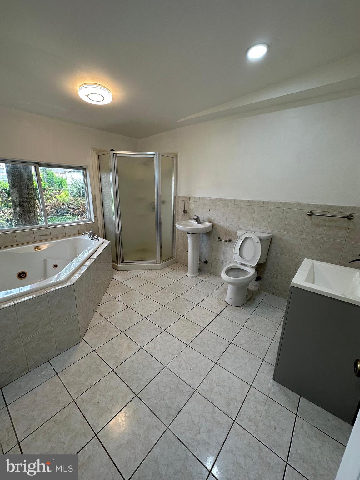 682 Rennard Street Philadelphia, PA 19116 - Photo 8 of 24 a bathroom with a sink and bathtub