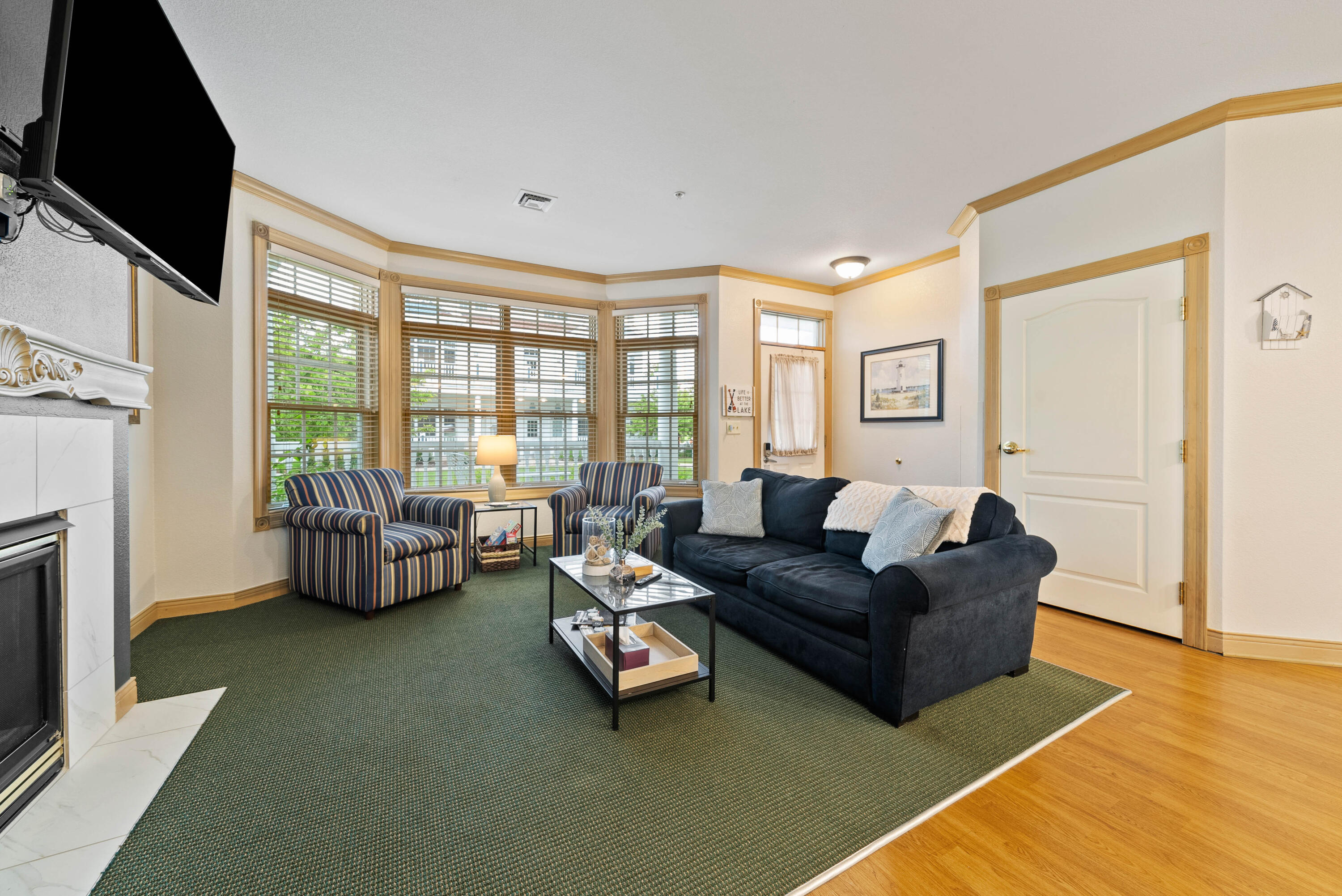 418 Beachfront Drive, Unit 7 Sheboygan, WI 53081 - Photo 11 of 25 Living Room
