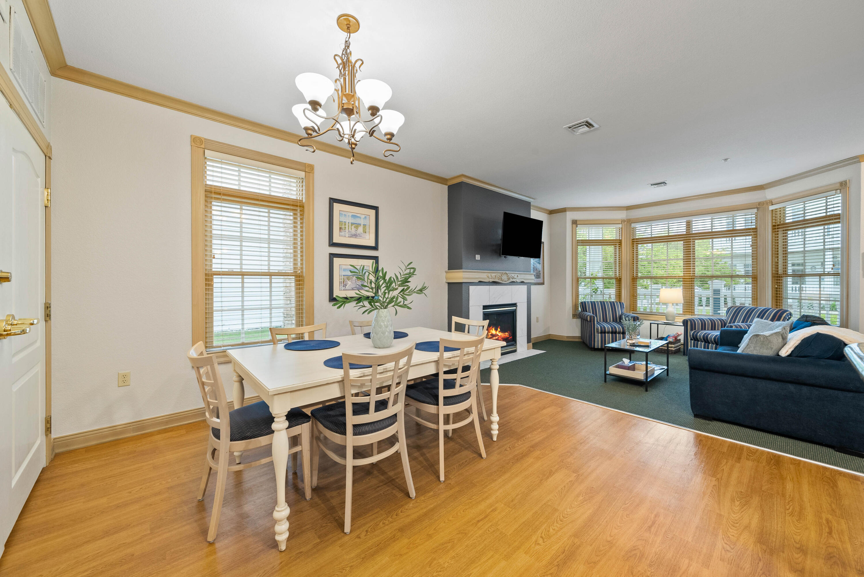 418 Beachfront Drive, Unit 7 Sheboygan, WI 53081 - Photo 8 of 25 Dining Area