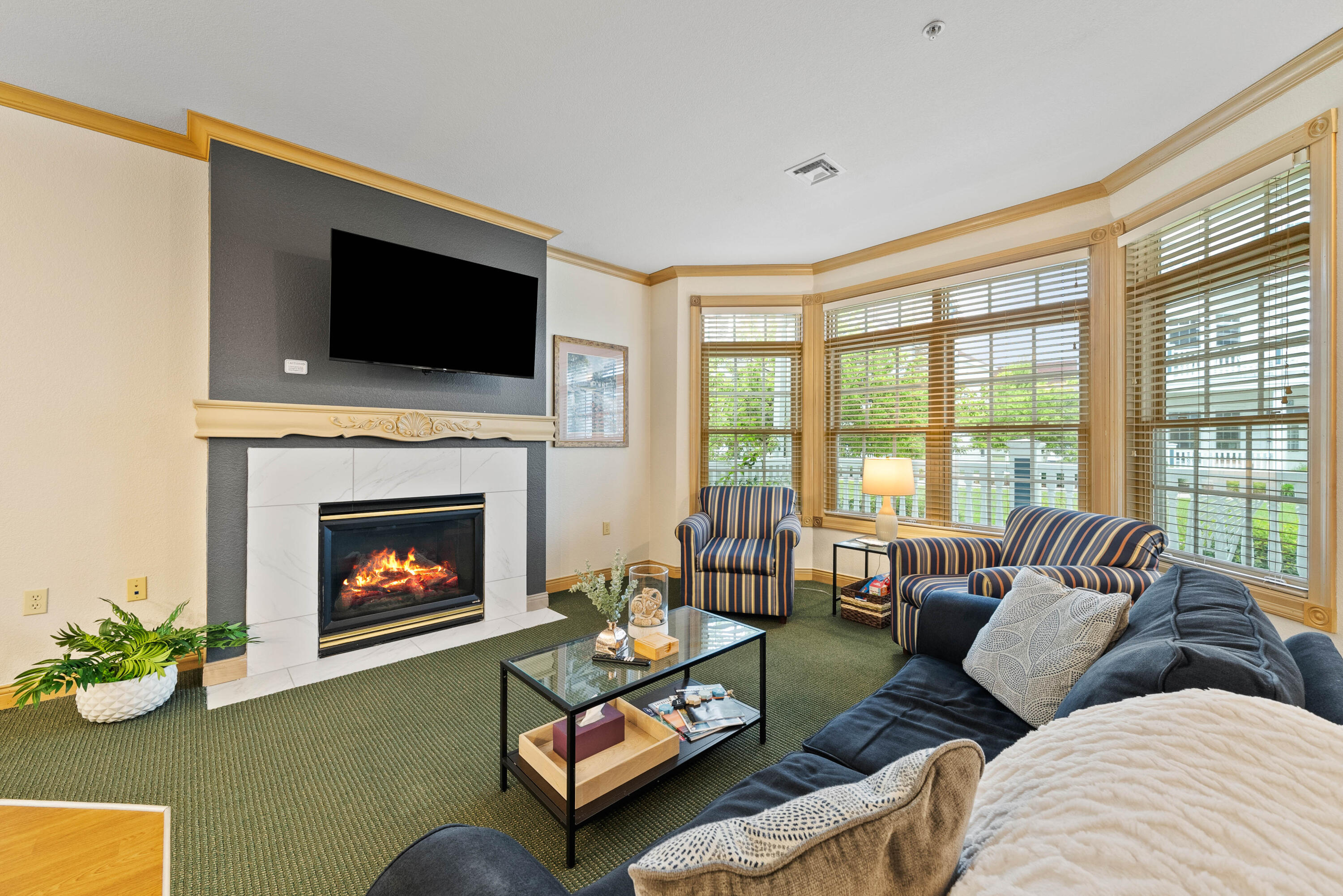 418 Beachfront Drive, Unit 7 Sheboygan, WI 53081 - Photo 9 of 25 Living Room