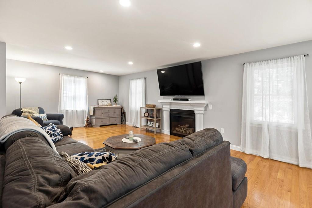 205 Allen Road Billerica, MA 01821 - Photo 4 of 32