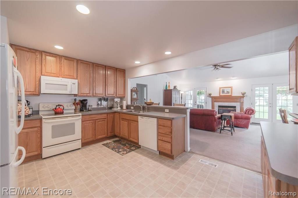 1082 Avon Manor Road Rochester Hills, MI 48307 - Photo 9 of 40