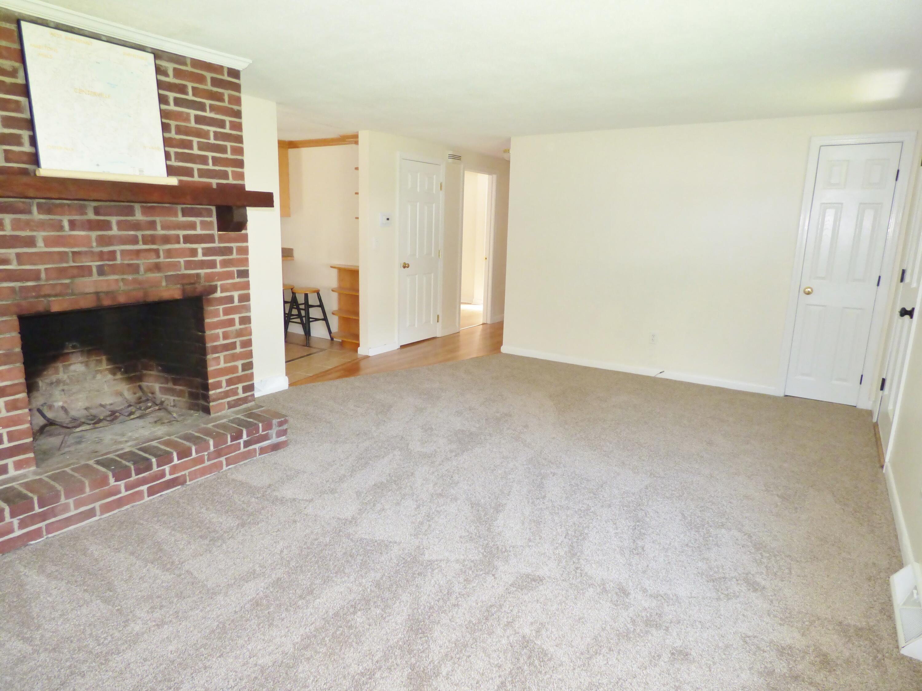 18 Limerick Court Centerville, MA 02632 - Photo 8 of 24 an empty room with windows