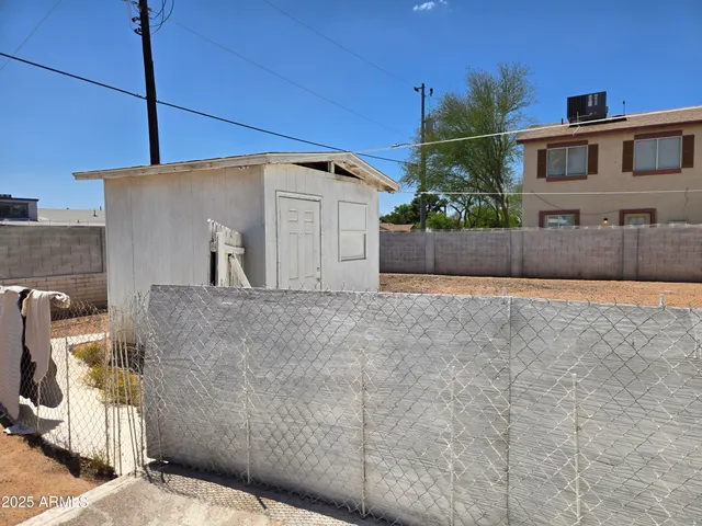 a view of a back yard of the house