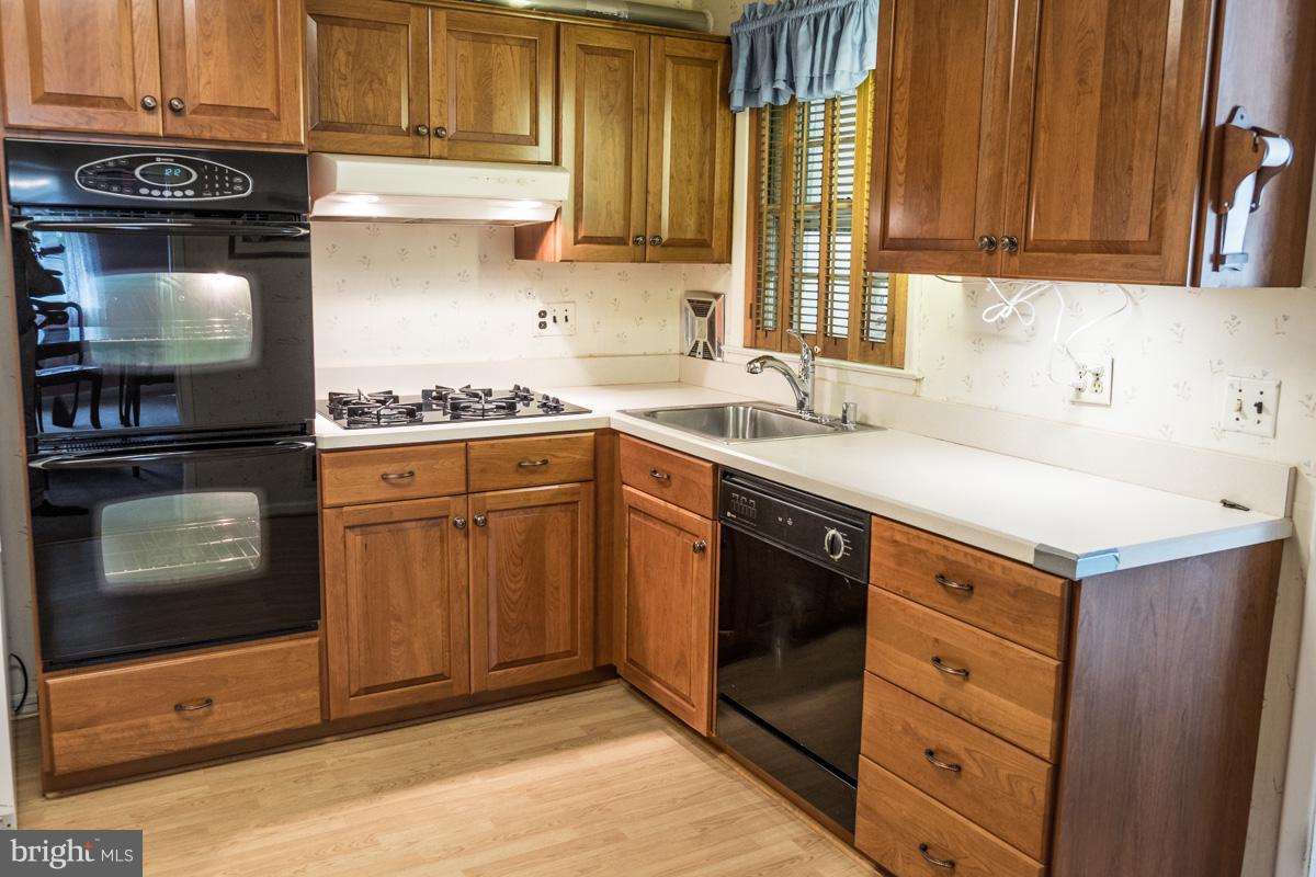 1204 Brixton Road Baltimore, MD 21239 - Photo 5 of 26 Kitchen