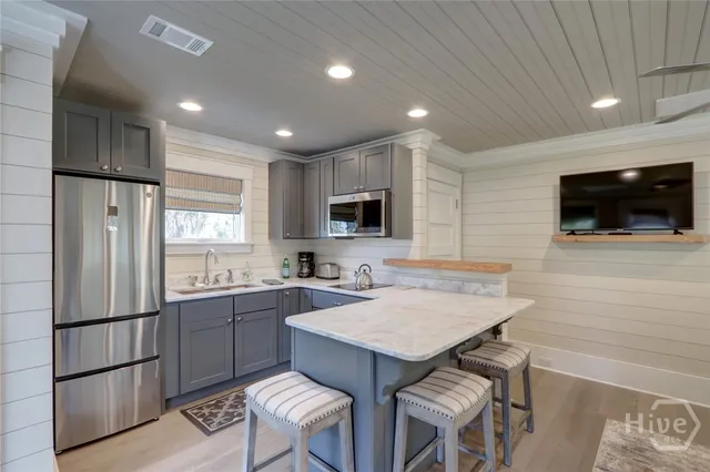 $2,500 | 1320 Wilmington Island Road, Savannah, GA 31410